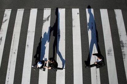Peatones cruzan un paso de cebra en Tokio, Japón.