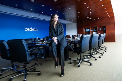 Corredor, en la sala en la que se celebran las reuniones del consejo de administración de Redeia.