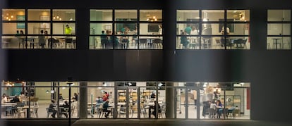 Las cafeterías para los médicos, arriba, y para visitantes, abajo, en el Hospital General Universitario de Toledo.