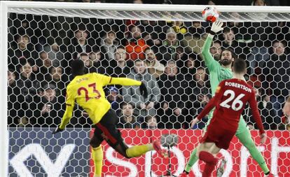 Alisson despeja el remate de cabeza de Sarr, en presencia de Robertson.