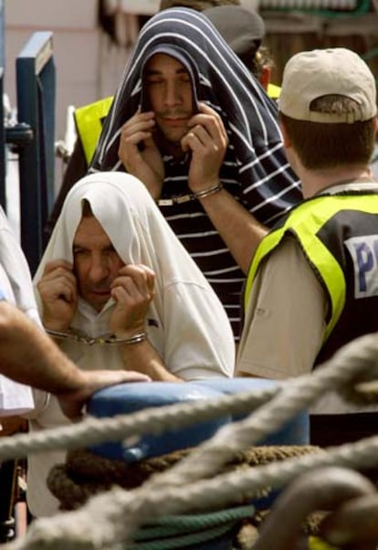 Dos de los arrestados en la operación antidroga, ayer en Cádiz.