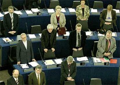 Diputados del Parlamento europeo guardan un minuto de silencio en Estrasburgo el pasado jueves.