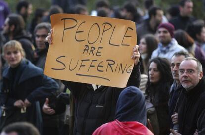 Manifestaci&oacute;n en Atenas contra las pol&iacute;ticas de austeridad. En la pancarta pone: &quot;La gente est&aacute; sufriendo&quot;.