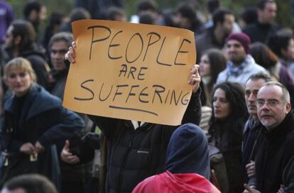 Manifestación en Atenas contra las políticas de austeridad. En la pancarta pone: "La gente está sufriendo".