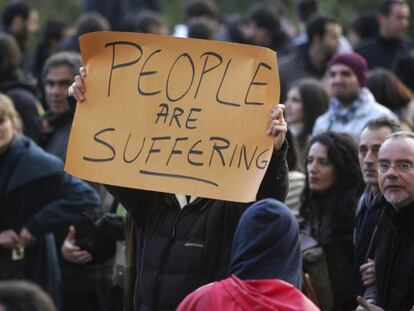 Manifestaci&oacute;n en Atenas contra las pol&iacute;ticas de austeridad. En la pancarta pone: &quot;La gente est&aacute; sufriendo&quot;.