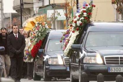 Allegados de los dos asesinados el viernes en Cambados acompa?an a los coches fnebres camino de la iglesia.