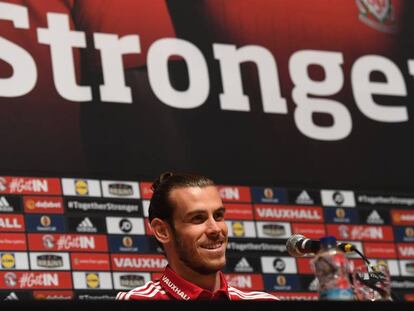 Bale, en una rueda de prensa de Gales.