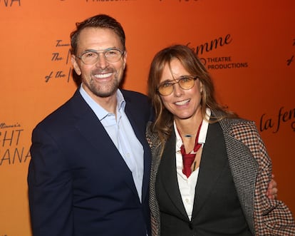 Tim Daly y Tea Leoni, en un estreno teatral en diciembre de 2023 en Nueva York.