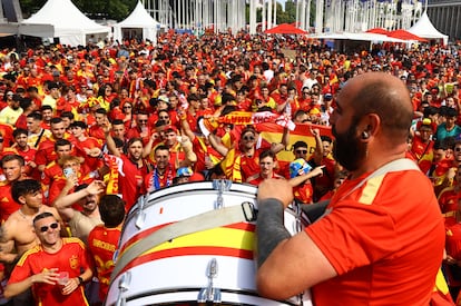 Centenares de aficionados españoles en Berlín, este domingo. 