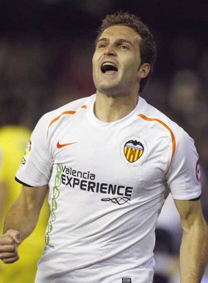 Baraja celebra un gol del Valencia al Villarreal.