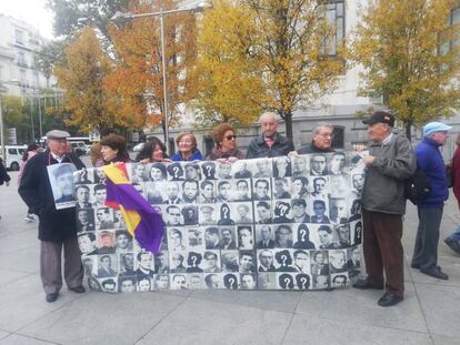 Miembros de colectivos memorialistas protestan a las puertas del Ayuntamiento.