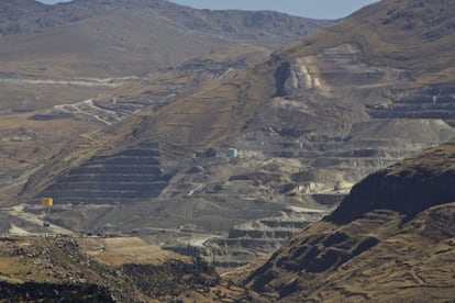 Vista de la mina Las Bambas. Este megaproyecto minero prevé explotar unas reservas de 7,2 millones de toneladas de cobre y otros subproductos de éste como oro, plata, zinc y molibdeno, lo que supondrá una importante contribución al crecimiento de Perú, que sigue apostando por la minería como el motor de su economía. En los cinco primeros años espera producir más de dos millones de toneladas de cobre en concentrado.