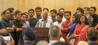 El premio Nobel de la Paz, Muhammad Yunus (en el centro), rodeado de líderes estudiantiles que encabezaron las protestas contra el sistema de cuotas, habla con los medios de comunicación tras llegar a Daca.