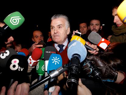 El ex tesorero del PP, Luis Barcenas, en su primera salida de la carcel de Soto del Real en 2015. © Claudio Alvarez