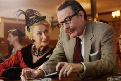 Helen Mirren (como Hedda Hopper) e Bryan Cranston (como Dalton Trumbo) em Trumbo.