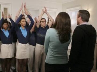 Fotografía cedida por Fox de los actores Lenny Venito (1 d, de espaldas) Jami Gertz (2d, de espaldas), Simon Templeman (con gafas), Tocks Olagundoye (con melena), en una escena de la primera temporada de la serie "¡Vaya vecinos!".