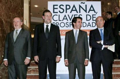 De izquierda a derecha: Rodrigo Rato, Mariano Rajoy, José María Aznar y Luis de Guindos en la presentación de un libro en 2010.