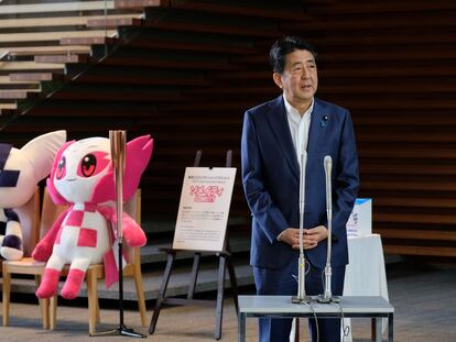 El primer ministro de Japón, Shinzo Abe, habla con la prensa de espaldas a las mascotas de los Juegos Olímpicos y Paralímpicos de Tokio 2020, este lunes.