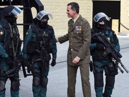 El Rey, con miembros de los cuerpos especiales de la Guardia Civil, en Valdemoro (Madrid). 