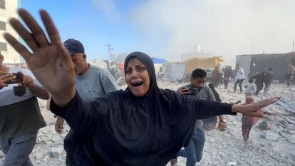 Varias personas reaccionan tras un ataque israelí contra un refugio para desplazados en Jan Yunis, en el sur de la franja de Gaza, el miércoles.