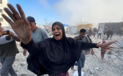 Varias personas reaccionan tras un ataque israelí contra un refugio para desplazados en Jan Yunis, en el sur de la franja de Gaza, el miércoles.