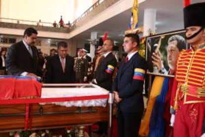 Fotografía cedida este miércoles por la presidencia de Venezuela en la que se registró al presidente encargado del país, Nicolás Maduro (i), y al ministro de exteriores, Elías Jaua (c), durante una misa en memoria del presidente Hugo Chávez, en la capilla ardiente de la Academia Militar de Caracas (Venezuela).