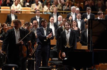 Christian Thielemann, en el centro, saluda al público junto al pianista Daniil Trifonov (derecha), en el concierto del pasado 16 de mayo en el Auditorio Nacional.