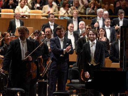 Christian Thielemann, en el centro, saluda al p&uacute;blico junto al pianista Daniil Trifonov (derecha), en el concierto del pasado 16 de mayo en el Auditorio Nacional.