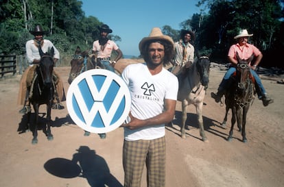 Vaqueros con el logo de Volkswagen en la finca de Pará (Brasil), donde supuestamente cientos de trabajadores fueron mantenidos como esclavos en los años ochenta