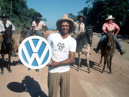 Vaqueros con el logo de Volkswagen en la finca de Pará (Brasil), donde supuestamente cientos de trabajadores fueron mantenidos como esclavos en los años ochenta