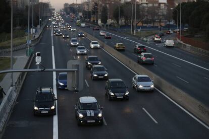 Uno de los nuevos semáforos el día que entró en funcionamiento del sistema de regulación del tráfico por semáforos en la autovía de Extremadura (A-5) a su entrada en Madrid, transformándose en vía urbana.