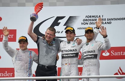 Rosberg celebra a vitória com Hamilton (segundo) e Vottas (terceiro).