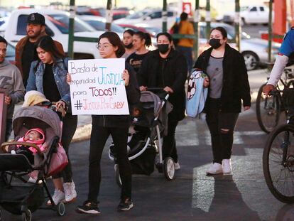 Familiares de las víctimas exigen justicia durante una marcha del pasado 25 de noviembre.