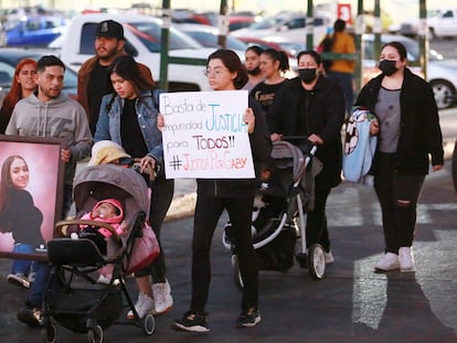 Familiares de una de las víctimas por la crisis de meningitis, durante una manifestación en Durango, el pasado 25 de noviembre.