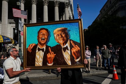 Manifestación en contra de las políticas de Trump y Musk, retratados en el cuadro, el Primero de Mayo en Nueva York. 