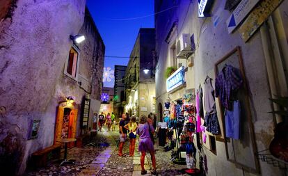 Tiendas en el casco antiguo de Peschici, en Gargano (Apulia).