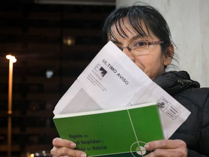 Una joven sostiene el último aviso de Endesa.