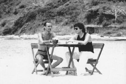 Javier Anastasio (izquierda) con  el periodista Jesús Quintero en la playa de Buzios (Brasil), en 1990.