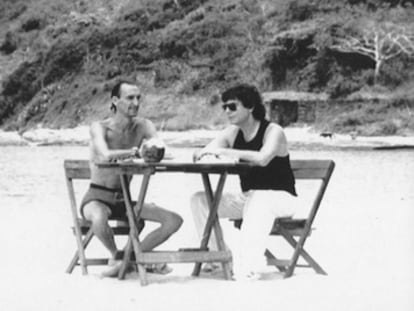 Javier Anastasio (izquierda) con el periodista Jesús Quintero en la playa de Buzios (Brasil), en 1990.