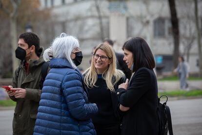 La líder de la CUP en el Parlament, Dolors Sabater, conversa con la vicepresidenta de Junts, Elsa Artadi, y con la secretaria general adjunta y portavoz de ERC, Marta Vilalta.