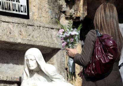 Una mujer, en el cementerio de Derio.