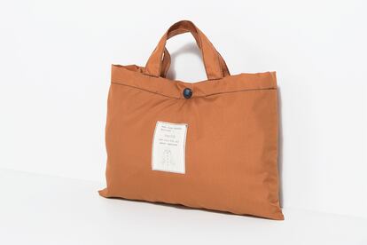 En Parfois encontramos esta opción tan práctica: un chusbasquero que se pliega y se guarda en este bolso. Perfecto para días en los que la lluvia aparece por sorpresa. Cuesta 17,99 euros.