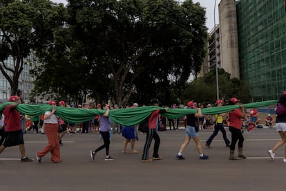 Partidarios de Lula esperan en fila para ingresar a la Praça dos 3 Poderes, donde tendrá lugar la ceremonia de posesion.