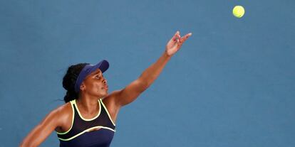 Venus Williams sirve durante un partido del último Open de Australia, en enero. / ISSEI KATO (REUTERS)