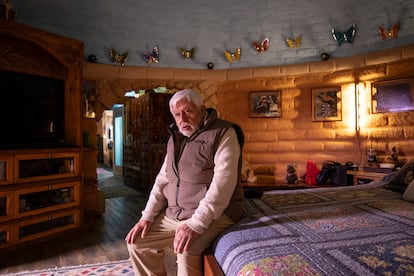 Jaime Maussan en su habitacin, con paredes circulares de ladrillo de adobe tecnificado y techo en cpula.
