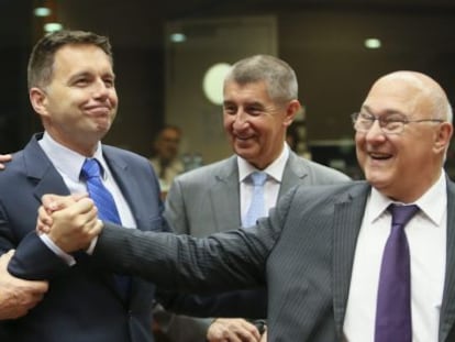 El ministro belga de Finanzas, Johan Van Overtveldt (izquierda), y sus hom&oacute;logos de Eslovaquia, Peter Kazimir, segundo por la izquierda; y de Francia, Michel Sapin (derecha), bromean al inicio de la reuni&oacute;n del Ecofin celebrada en Bruselas, B&eacute;lgica.