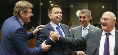El ministro belga de Finanzas, Johan Van Overtveldt (izquierda), y sus hom&oacute;logos de Eslovaquia, Peter Kazimir, segundo por la izquierda; y de Francia, Michel Sapin (derecha), bromean al inicio de la reuni&oacute;n del Ecofin celebrada en Bruselas, B&eacute;lgica.