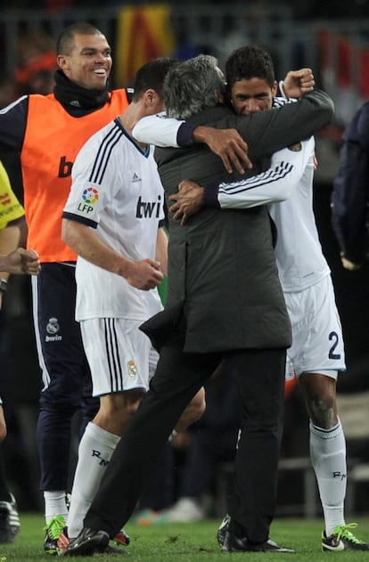Varane celebra el tercer gol con Mourinho.