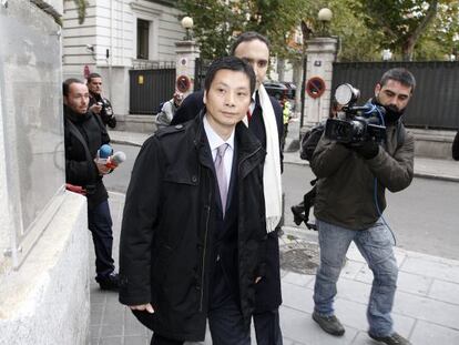 Gao Ping, hacia su primera comparecencia en la Audiencia tras salir de prisión.