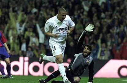 Ronaldo celebra su gol y Bonano pide fuera de juego.